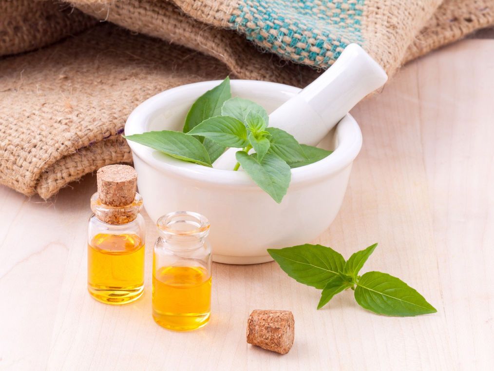 Kräuterstempelmassage mit Mörser und Kräutern